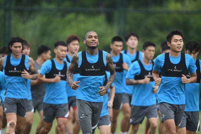 雷速直播-马拉松邀请赛上演强强对话，皖南霹雳队强势横扫庐州天虎队，多点开花奏效；保级形势悄然变化(警察相关马拉松赛事直播回顾)