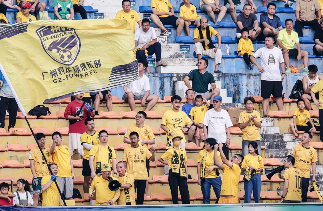 关于欧超杯赛前再迎强敌，广州队强势反弹，主帅态度——引发热议，赛程密集仍需轮换的信息