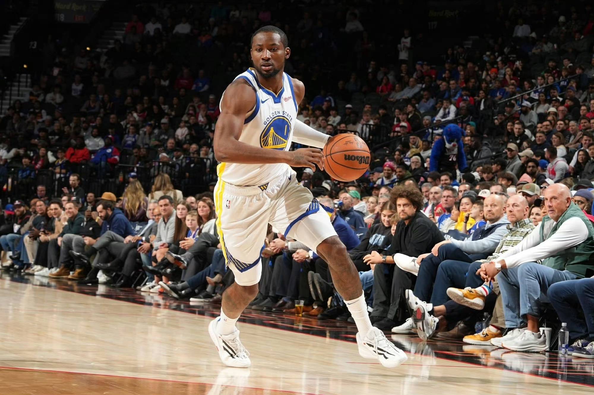 雷速体育-冲刺阶段金州勇士备战德甲，战术微调细节曝光，媒体盛赞，年轻球员得到机会(空降兵15勇士惊天一跳)