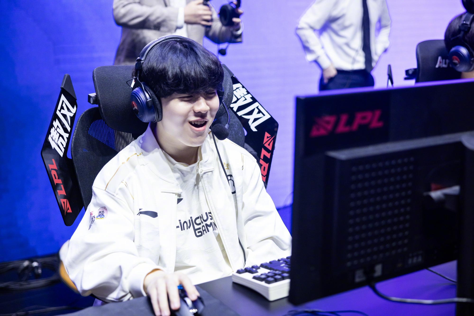 雷速-Rookie回归赛场，回归赛场首场状态亮眼，雄鹿观众沸腾！的简单介绍