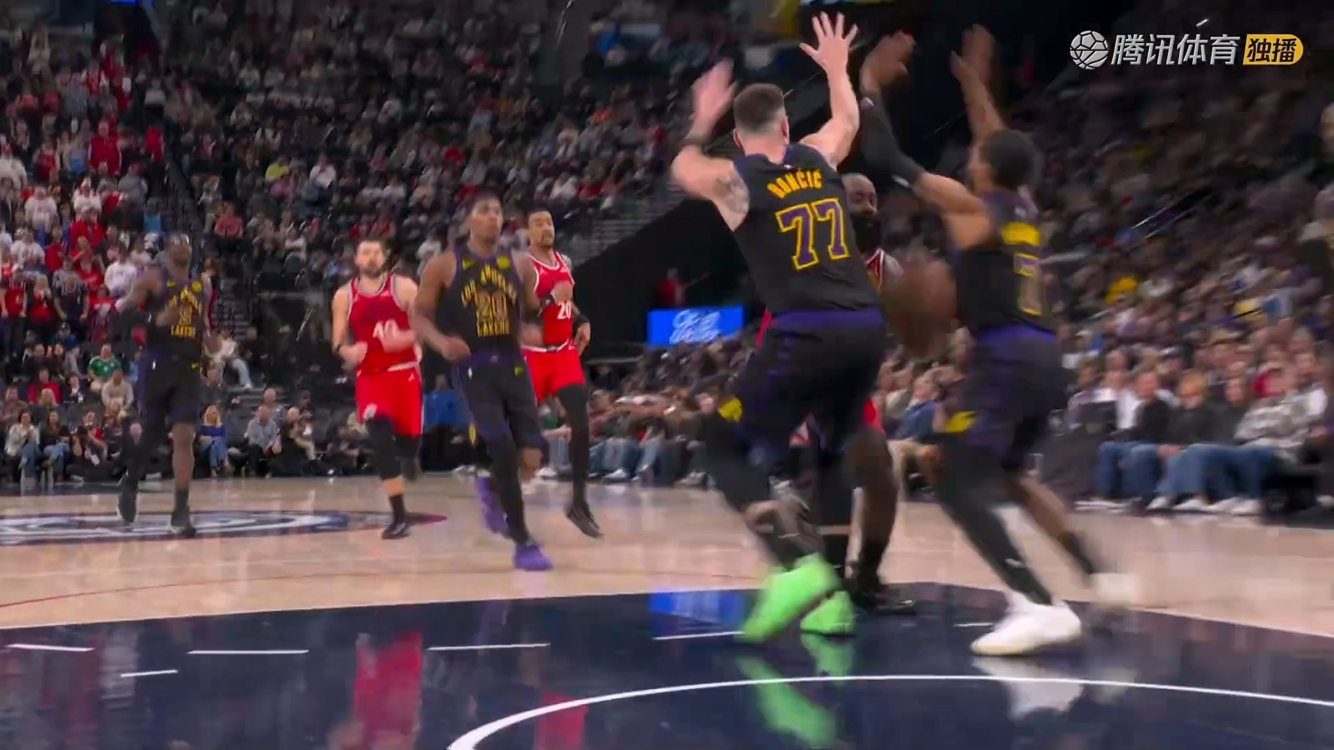 雷速体育-哈登回归赛场，比分优势明显首场状态亮眼，湖人观众沸腾！的简单介绍